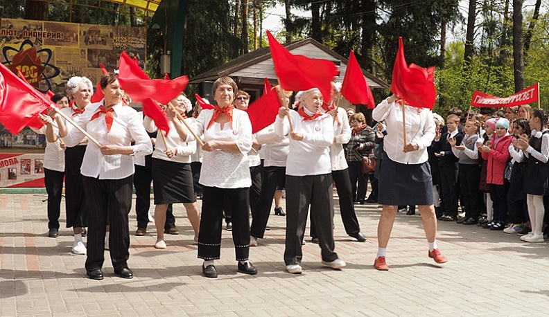 Перед Днем пионерии участники клуба на разминке репетировали прохождение в строю с красным флагом. 19 мая  это выступление очень украсило праздник «Салют, пионерия».