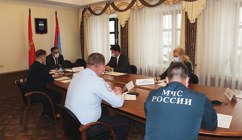 Дмитрий Денисов предложил провести чествования выпускников в августе