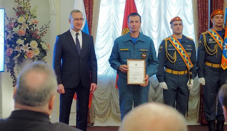 Владислав Шапша поздравил и наградил калужских спасателей