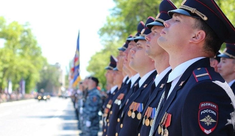 Долг и честь эту службу нести