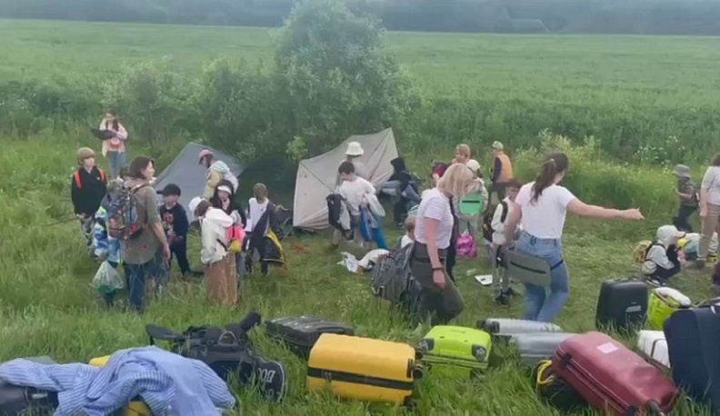 Водитель московского автобуса бросил детей на дороге в Калужской области 