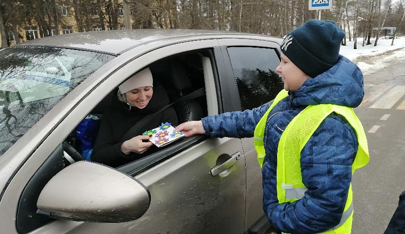 В Тарусе юные инспекторы дорожного движения поздравили женщин с наступающим праздником