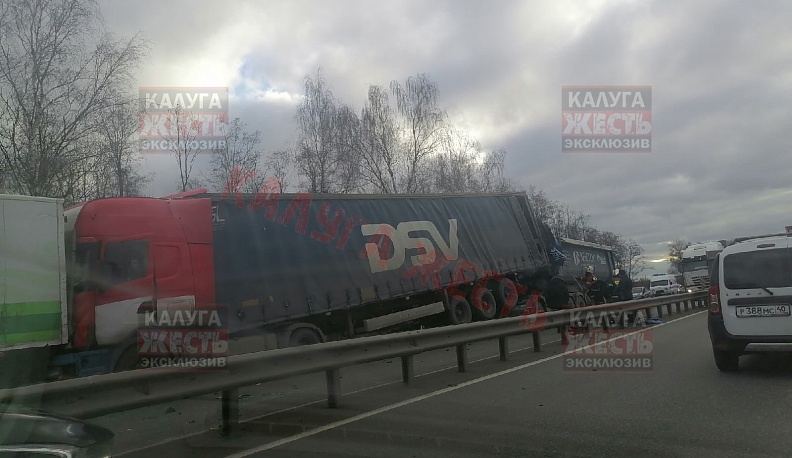 В Ворсине столкнулись четыре фуры