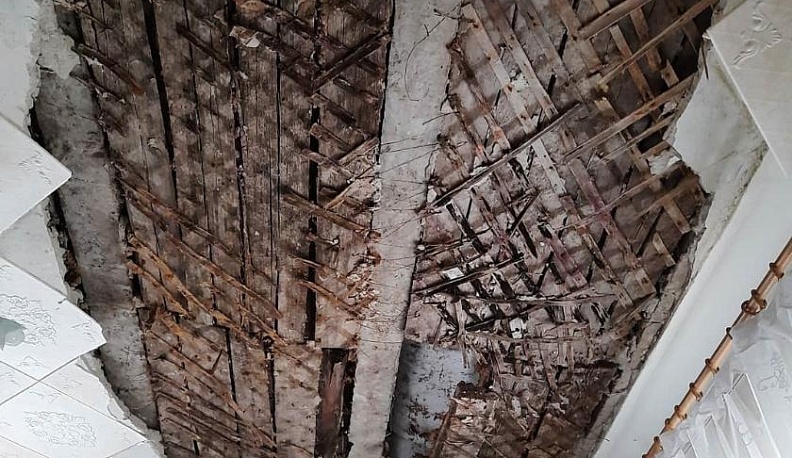 В Калуге УК согласовала сроки начала ремонта с жильцами квартиры, где обвалился потолок 