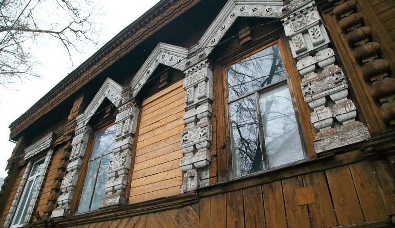 У дома градоначальника навели порядок