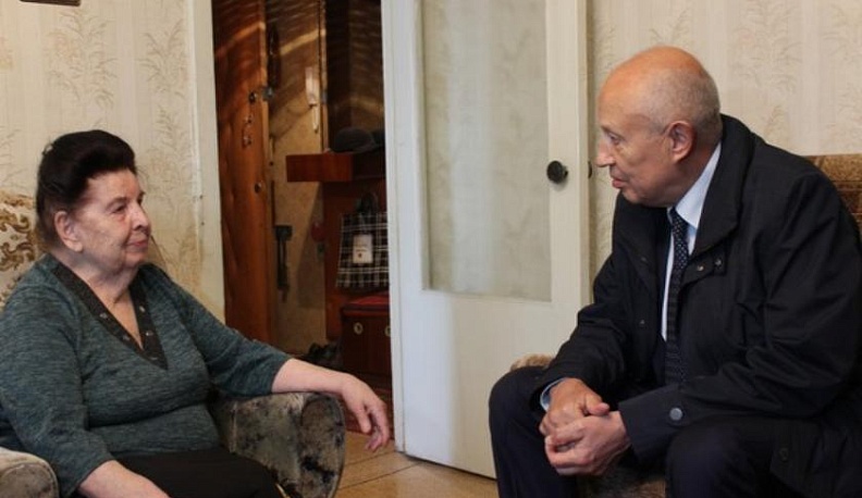 Виктор Бабурин поздравил старейшего партийца Калуги с днём рождения