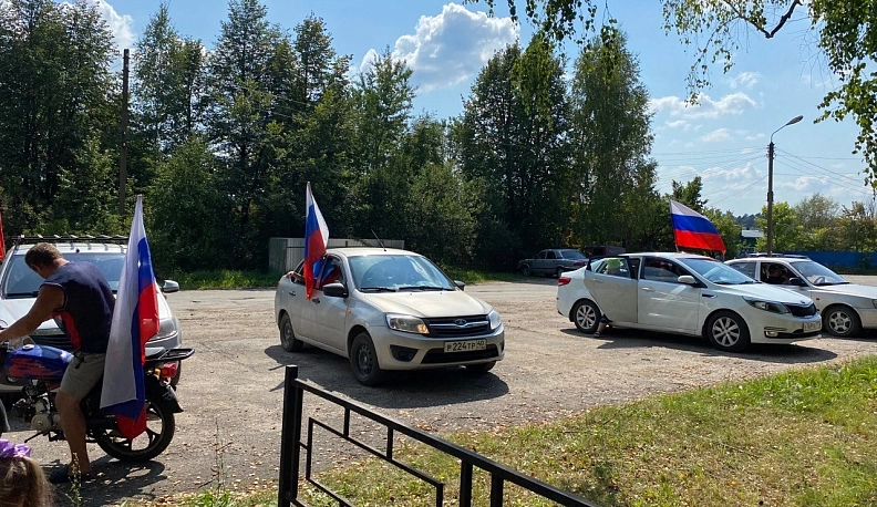 Ко Дню российского флага в Думиничском районе прошёл патриотический автопробег