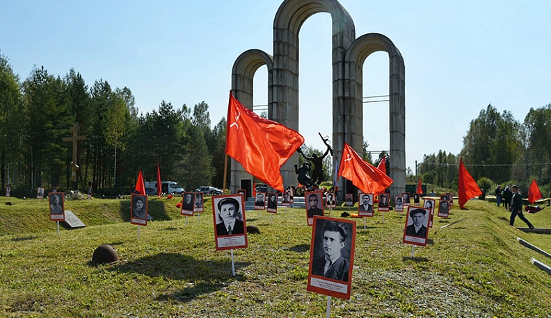 В Барсуках с воинскими почестями перезахоронили останки трех солдат Великой Отечественной