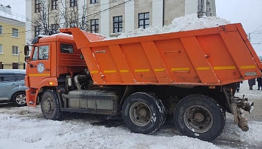 В Калуге на уборку снега ежедневно выходят десятки единиц техники