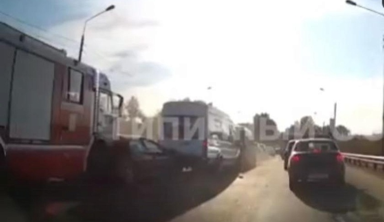 В Обнинске произошло массовое ДТП с пожарной машиной