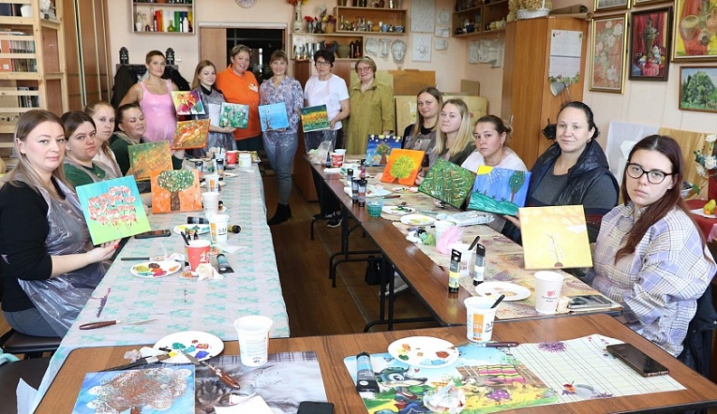 В рамках нацпроекта в Сухиничах организовали арт-терапию для беременных