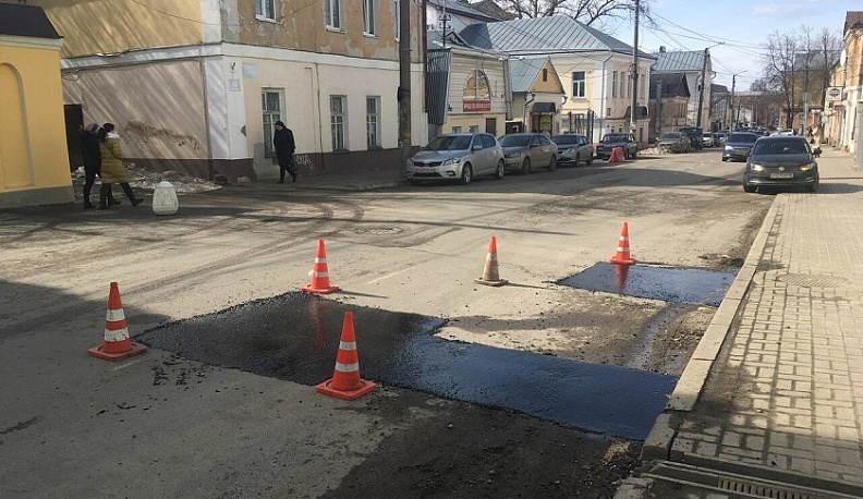 В центре Калуги залатали яму в асфальте по просьбе местных жителей в соцсетях