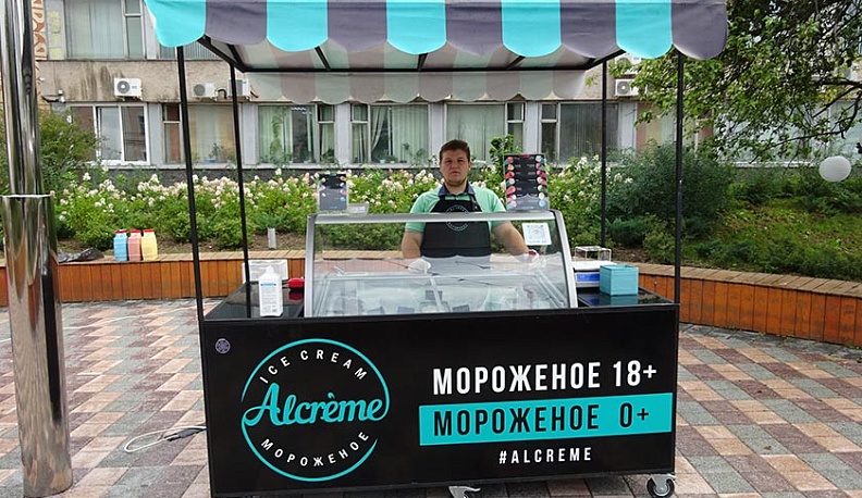 Сквер у городской управы Калуги сегодня стал белоленточным