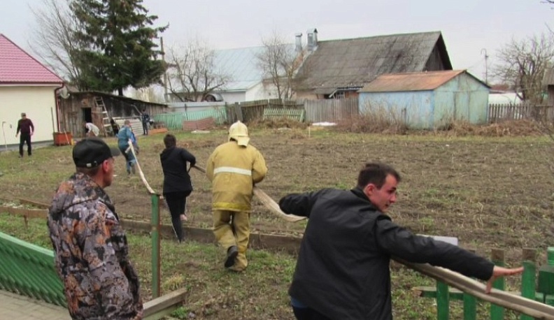 В Козельске тушить пожар вышел весь город
