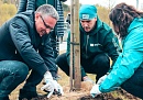 Дмитрий Денисов и коллектив калужского предприятия высадили клёны на набережной Яченского водохранилища
