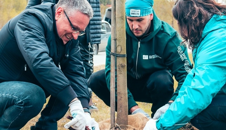Дмитрий Денисов и коллектив калужского предприятия высадили клёны на набережной Яченского водохранилища
