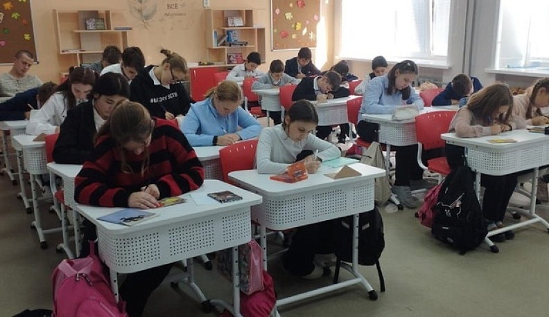 Школьники Жуковского района написали письма участникам СВО