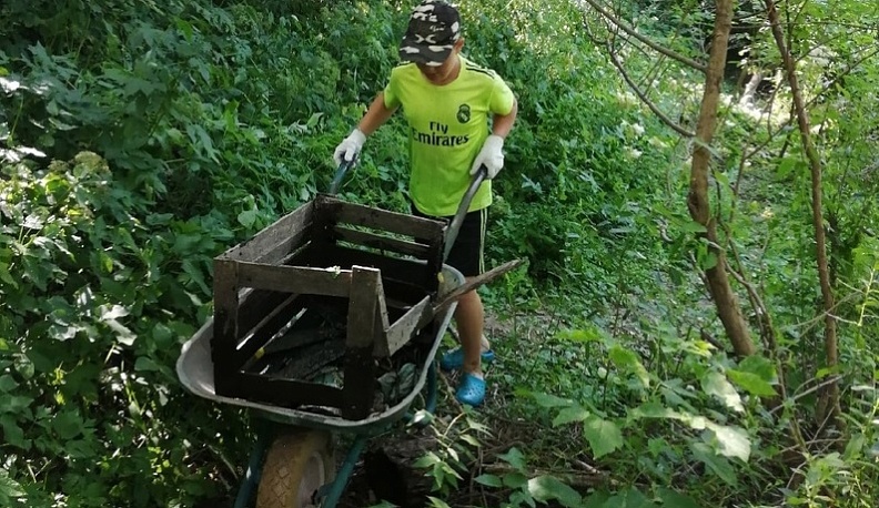 Жители Боровска очистили от мусора участок берега Протвы