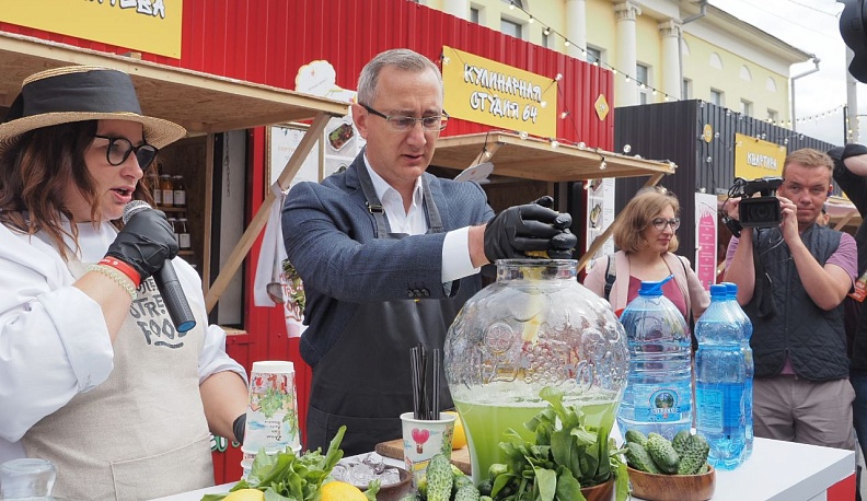 На гастрофесте можно было попробовать лимонад, в создании которого участвовал губернатор