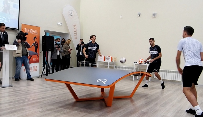 Венгерская делегация подарила обнинским спортсменам стол для игры в текбол
