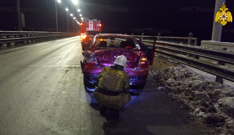 Вечером в четверг на Пучковском мосту в Калуге столкнулись легковушка и фура
