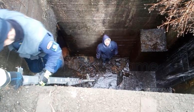 В Обнинске спасатели достали из ливнёвки мужчину 