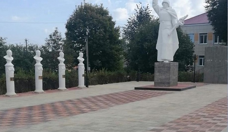 В Думиничах благоустроили сквер у Вечного огня 