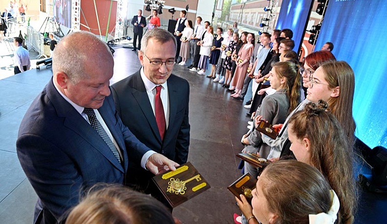 Владислав Шапша поздравил выпускников-медалистов Калужской области