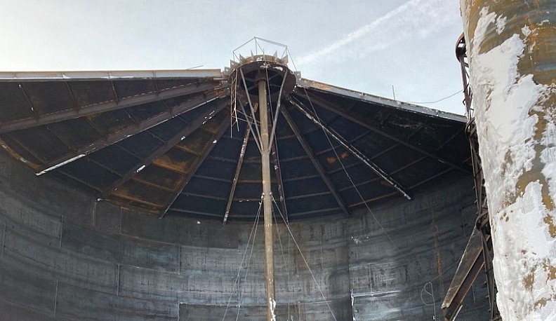 Прокуратура выясняет обстоятельства гибели мужчины, упавшего с нефтяной цистерны