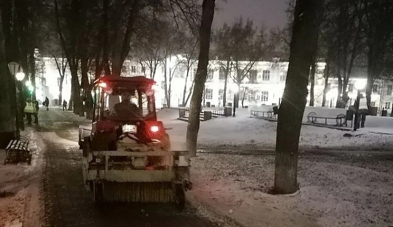 Улицы Калуги начали обрабатывать противогололедными средствами