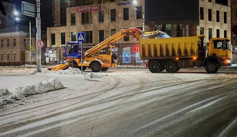 В Калуге продолжаются работы по уборке снега