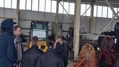 В Тарусском округе школьники познакомились с производством остановочных комплексов