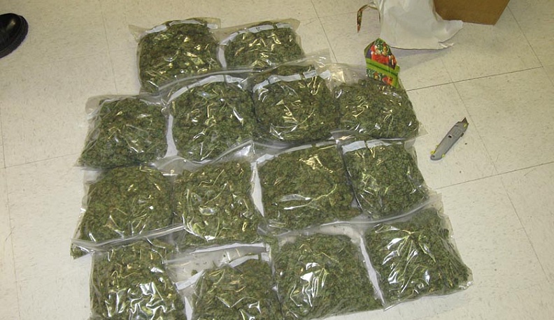 Полицейские в Калуге задержали машину с наркотиками