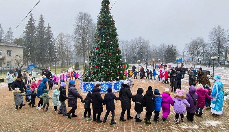 В Жиздре зажгли главную городскую елку