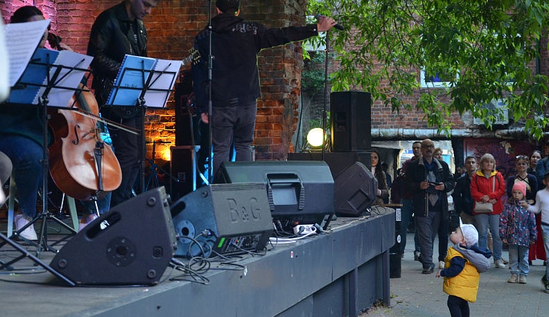 Калужская рок-группа «Тень звука» выступила со струнным квартетом перед жителями города