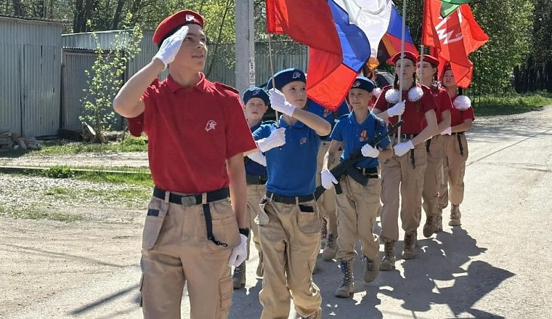 В Тарусе юнармейцы провели парад для ветеранов