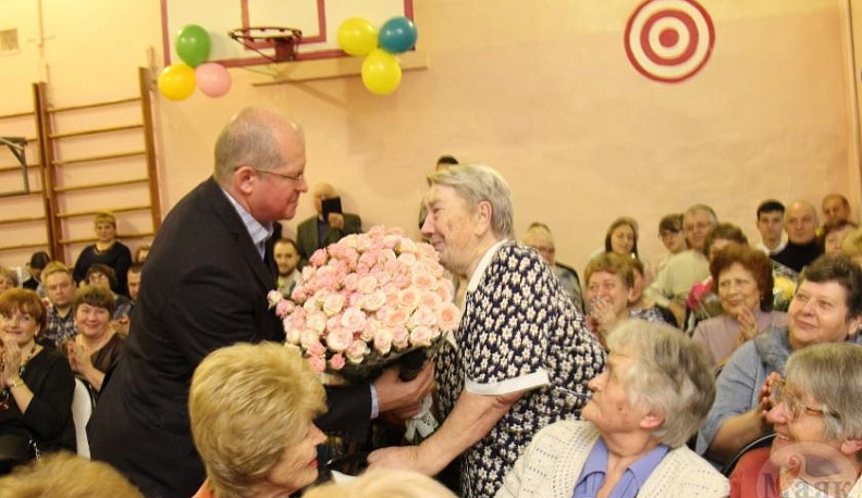 Александр Аникеев поздравил с юбилеем свою родную школу