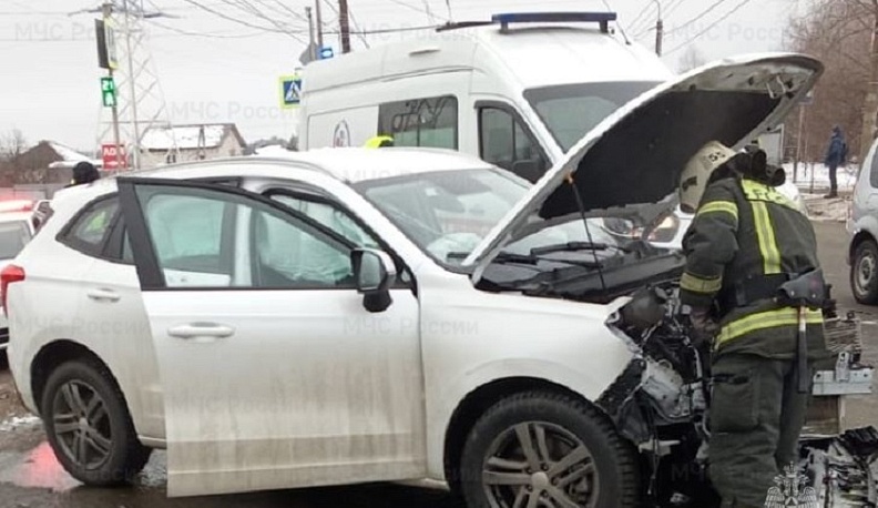 Человек пострадал при столкновении автомобилей в Калуге