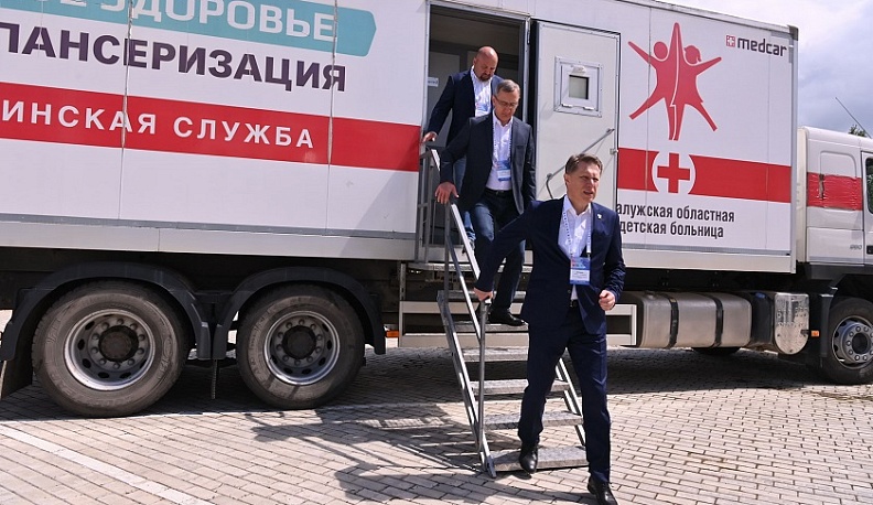 Михаилу Мурашко и Владиславу Шапше молодые медики представили инновационные проекты