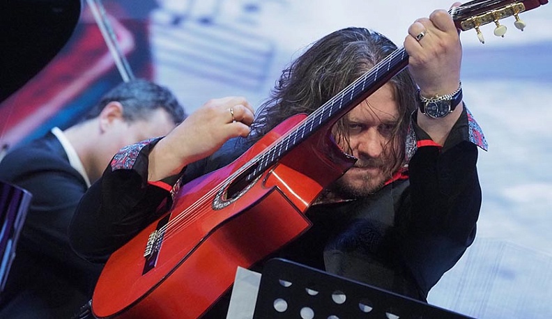 Мы влюблены в аккордов перебор