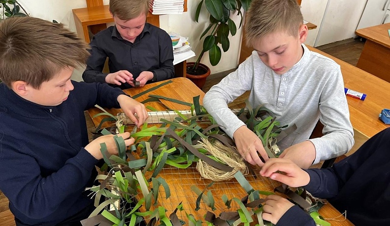 В Тарусе школьники плетут нашлемники для воинов спецоперации