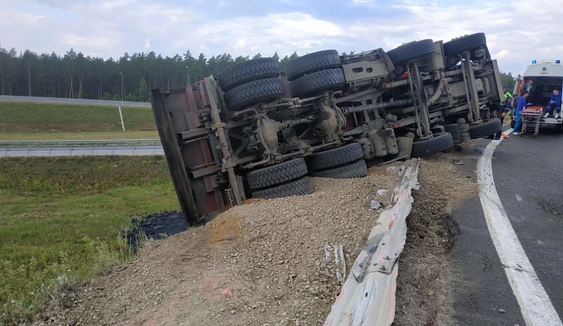 В Дзержинском районе на трассе опрокинулся четырехосный тяжеловоз