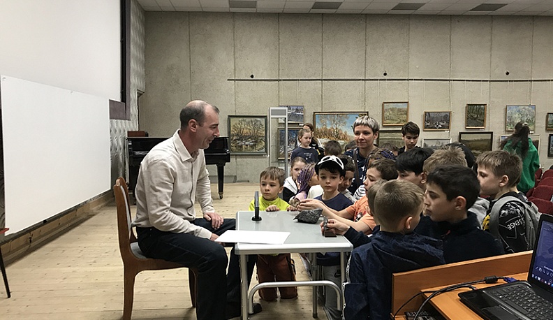 На встречах с Петром Владимировичем, которые проходят в музее, много как школьников разного возраста, так и взрослых, с интересом слушающих  поисковика-коллекционера.