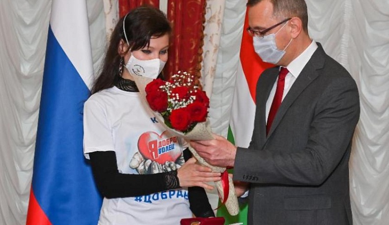 Владислав Шапша вручил волонтерам памятные медали Президента России