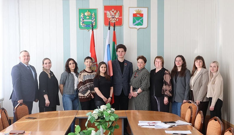 Глава Юхновского муниципального округа встретилась с членами молодёжного совета