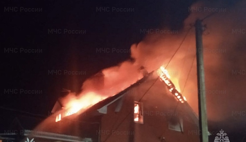 Жилой дом загорелся в Боровском районе