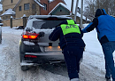 Калужские автоинспекторы выталкивали застрявшие на заснеженном подъеме машины