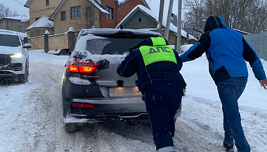 Калужские автоинспекторы выталкивали застрявшие на заснеженном подъеме машины