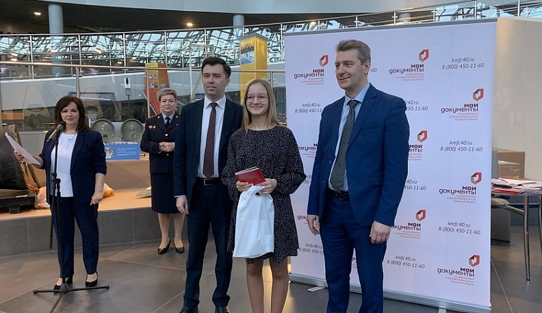 Юным калужанам торжественно вручили паспорта в музее истории космонавтики