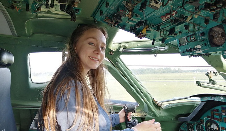 За штурвалом – пилот Хабаровских авиалиний, участник экспериментов «Роскосмоса» Анжелика Парфенова.